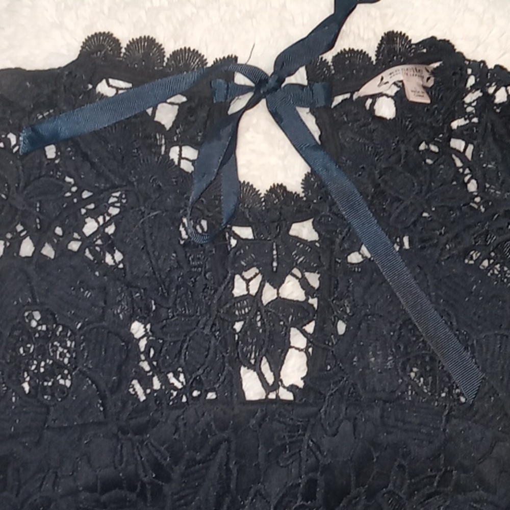 NANETTE LEPORE black cut out flora Blouse. Sleeveless  size small